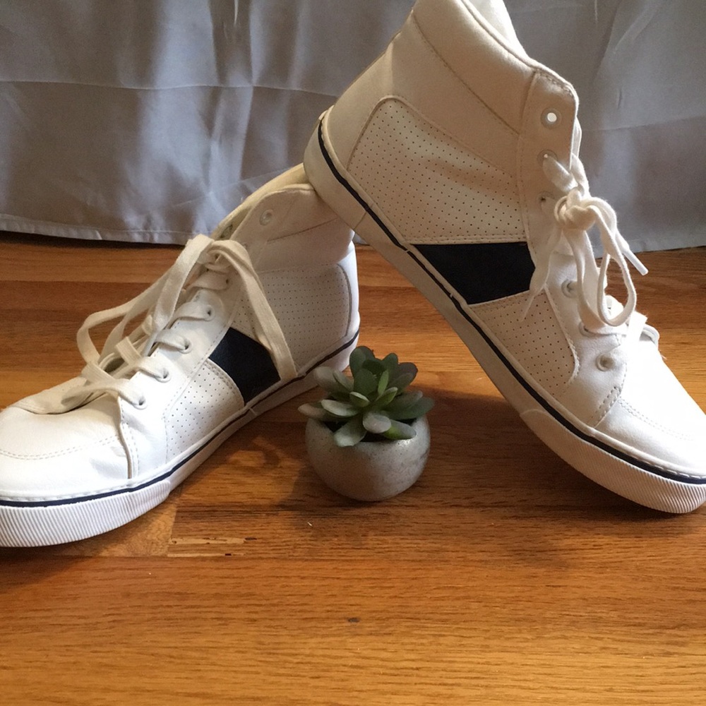 Size 9 Sneakers💥